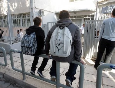 Οι μαθητές υπερασπίζονται την κατάληψη τους: Συμπλοκές με μέλη της ΚΝΕ